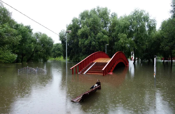 Inondation d'un parc avec des ponts et des bancs — Photo