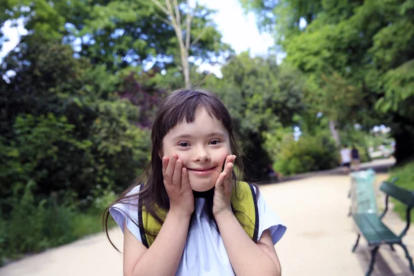 Retrato Menina Sorrindo Parque — Fotografia de Stock