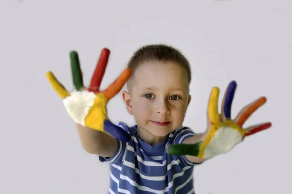 Χαριτωμένο Μικρό Αγόρι Ζωγραφισμένα Χέρια — Φωτογραφία Αρχείου