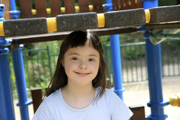 Ritratto Bambina Sorridente Nel Parco — Foto Stock