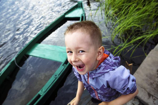 Schattige Lachende Kleine Jongen Buitenshuis — Stockfoto