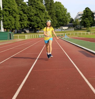 Küçük kız stadyumda iyi eğlenceler.