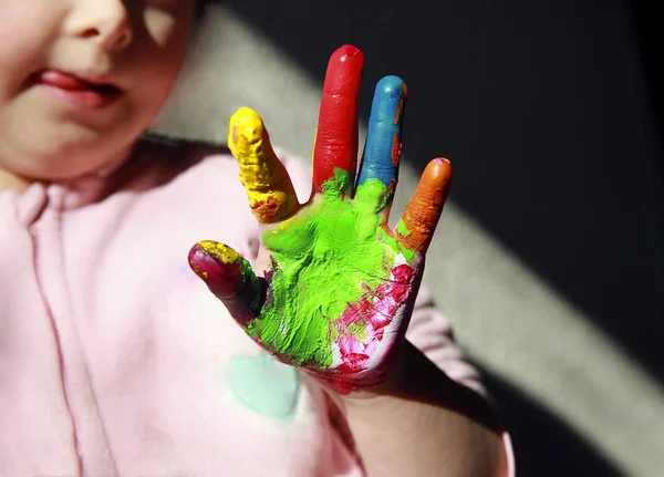 Χαριτωμένο Μικρό Παιδί Ζωγραφισμένα Χέρια — Φωτογραφία Αρχείου
