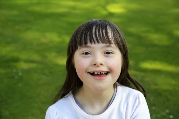 Портрет Маленької Дівчинки Посміхається Надворі — стокове фото
