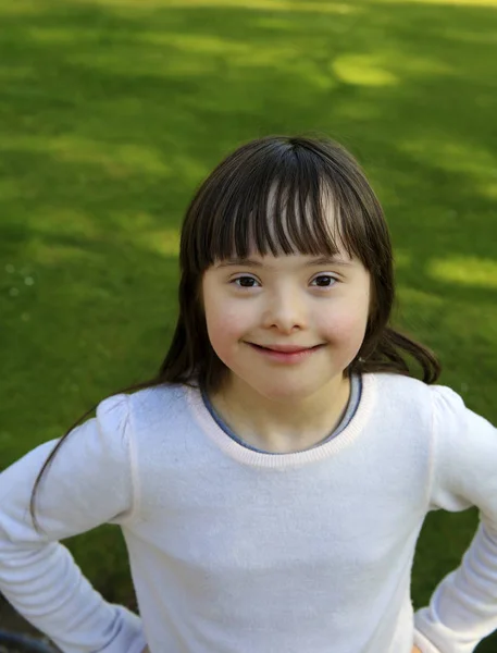 Retrato Menina Sorrindo Fora — Fotografia de Stock