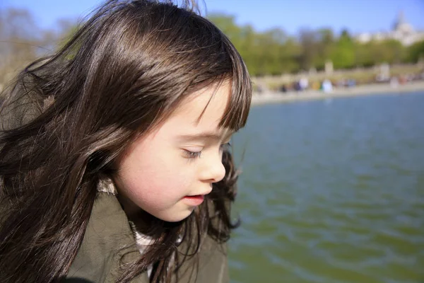Retrato Menina Olhando Para Água Parque — Fotografia de Stock