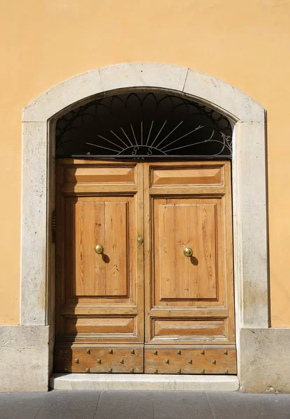 Старая Итальянская Винтажная Дверь — стоковое фото