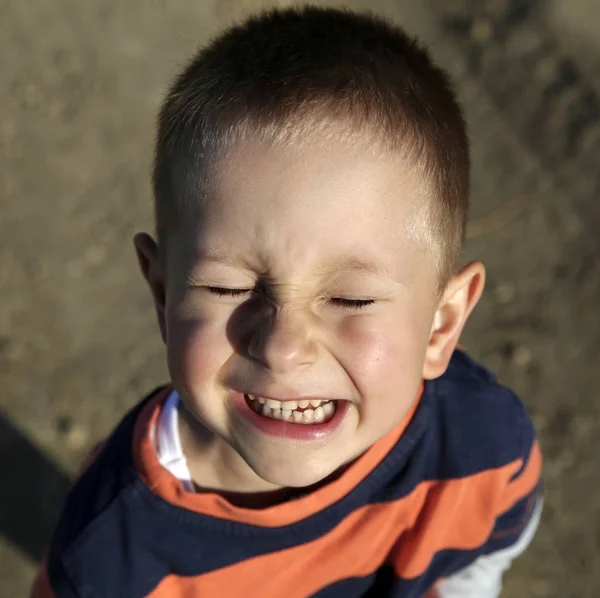 かわいい笑顔の小さな男の子の屋外 — ストック写真