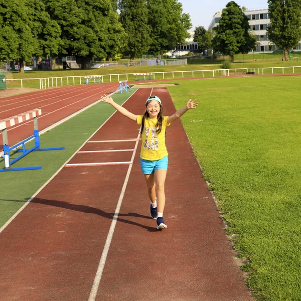 Meisje Veel Plezier Het Stadion — Stockfoto