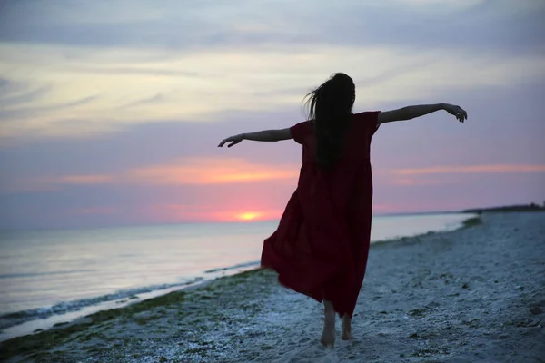 Kvinna Havet Kusten Sunset — Stockfoto