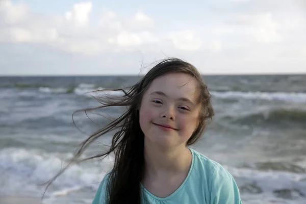 Porträt Eines Mädchens Mit Syndrom Das Auf Dem Meeresgrund Lächelt — Stockfoto