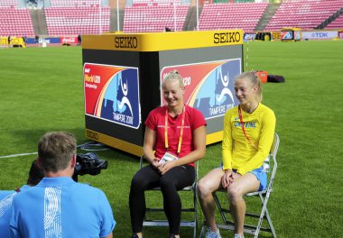 Tampere, Finlandiya. 9 Temmuz, 2018. Alina Shukh (Ukrayna) ve Sarah Lagger (Avusturya) Tampere, Finlandiya 9 Temmuz, 2018 yılında basın konferansı. IAAF Dünya U20 Şampiyonası Temmuz 10-15, 2018 üzerinde yapılacak. Kredi: Denys Kuvaiev