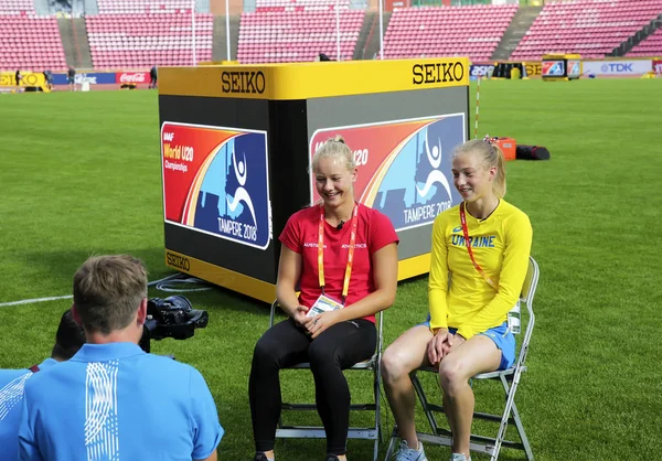 Tampere, Finlandiya. 9 Temmuz, 2018. Alina Shukh (Ukrayna) ve Sarah Lagger (Avusturya) Tampere, Finlandiya 9 Temmuz, 2018 yılında basın konferansı. IAAF Dünya U20 Şampiyonası Temmuz 10-15, 2018 üzerinde yapılacak. Kredi: Denys Kuvaiev