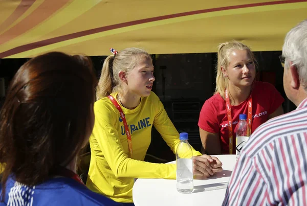 Tampere, Finlandiya. 9 Temmuz, 2018. Alina Shukh (Ukrayna) ve Sarah Lagger (Avusturya) Tampere, Finlandiya 9 Temmuz, 2018 yılında basın konferansı. IAAF Dünya U20 Şampiyonası Temmuz 10-15, 2018 üzerinde yapılacak. Kredi: Denys Kuvaiev