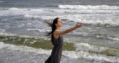 Deniz kıyısında güzel kadın