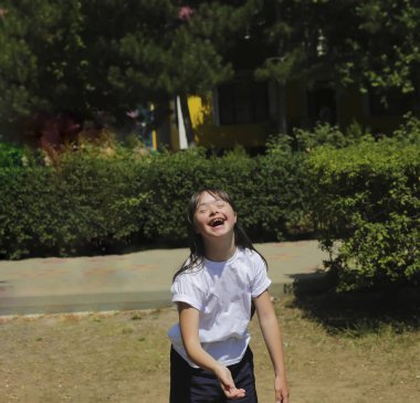 Küçük kız dışarıda eğlen.