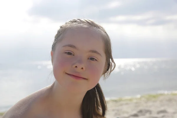 Portrait Petite Fille Souriant Sur Fond Mer — Photo