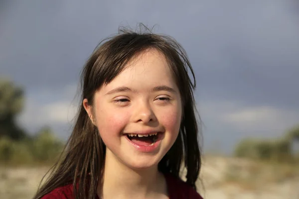 Retrato Baixo Menina Síndrome Sorrindo — Fotografia de Stock