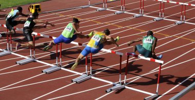 Tampere, Finlandiya, 11 Temmuz: Oscar Smith (Bah), Xin Xu (Mac), Filip Jakob Demsar (Slo), Oleksiy Ovcharenko (Ukr), Silusapho Dingiswayo (Rsa), 110 metreler Engelli ısıtır IAAF Dünya U20 Şampiyonası Tampere, Finlandiya 11 Temmuz, 2018 üzerinde.