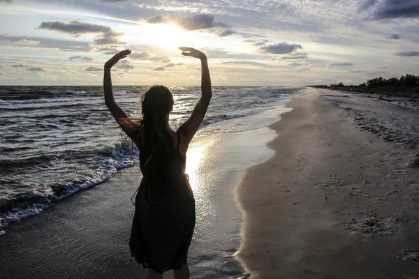 Γυναίκα Στην Ακτή Της Θάλασσας Στο Ηλιοβασίλεμα — Φωτογραφία Αρχείου