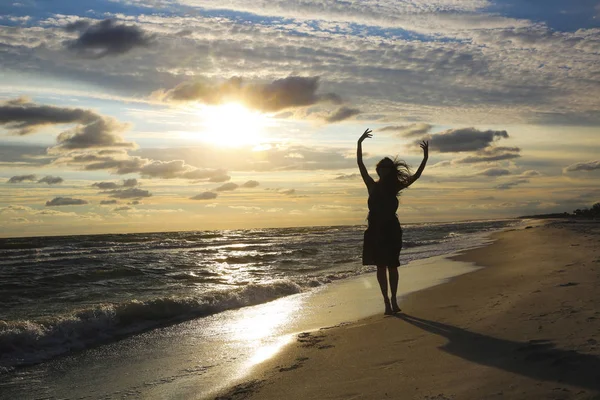 Femme Sur Côte Mer Coucher Soleil — Photo