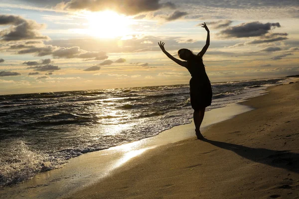 Femme Sur Côte Mer Coucher Soleil — Photo