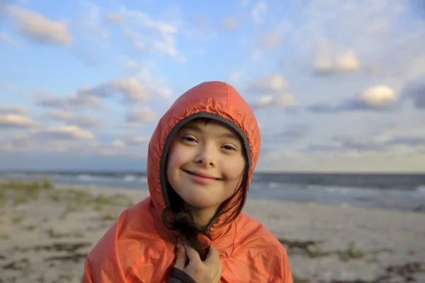 Πορτραίτο Του Κοριτσιού Σύνδρομο Κάτω Χαμογελώντας Στο Φόντο Της Θάλασσας — Φωτογραφία Αρχείου