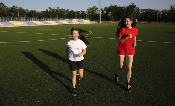 Kleine Mädchen Haben Spaß Stadion — Stockfoto