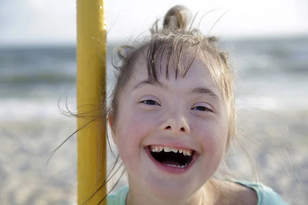 Retrato Baixo Menina Síndrome Sorrindo — Fotografia de Stock