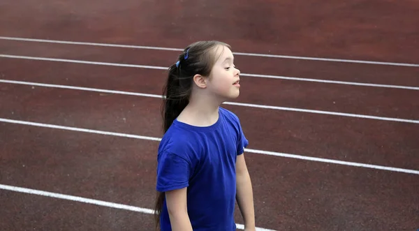 Bambina Divertirsi Sullo Stadio — Foto Stock