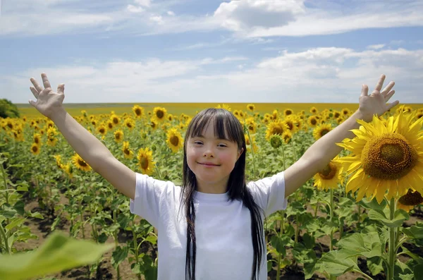 ヒマワリのフィールドの小さな女の子 — ストック写真