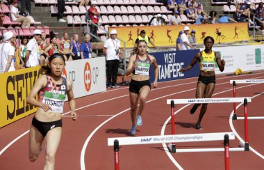 Tampere, Finlandiya, 11 Temmuz: Kasumi Yoshida, Megan Champoux, Shiann 400 metre engelli IAAF Dünya U20 Şampiyonası Tampere, Finlandiya için 11 Temmuz, 2018 çalıştırmak için somon