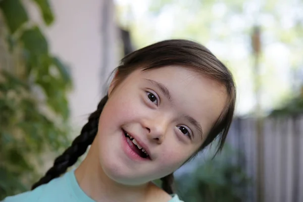 Retrato Menina Sorrindo Jardim — Fotografia de Stock