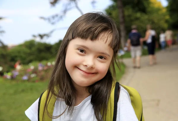 Πορτρέτο Του Μικρού Κοριτσιού Χαμογελώντας Στο Πάρκο — Φωτογραφία Αρχείου