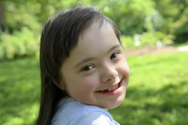 Ritratto Bambina Sorridente Nel Parco — Foto Stock