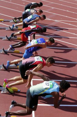 Tampere, Finlandiya, 11 Temmuz: 110 metre engelli ısıtır IAAF Dünya U20 Şampiyonası Tampere, Finlandiya için 11 Temmuz, 2018 çalışan sporcular.
