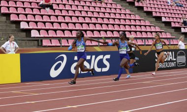 Tampere, Finlandiya, 13 Temmuz: Tamara Clark ve Daija Lampkin formu ABD 4 x 100 metre üzerinde 13 Temmuz, 2018 IAAF Dünya U20 Şampiyonası Tampere, Finlandiya için geçiş.