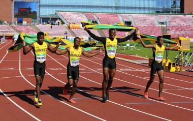Tampere, Finlandiya, 14 Temmuz: bayraklarıyla kazanan gümüş sonra IAAF Dünya U20 Şampiyonası Tampere, Finlandiya için 14 Temmuz, 2018 çalışan Jamaikalı 4 x 100 bayrak takım