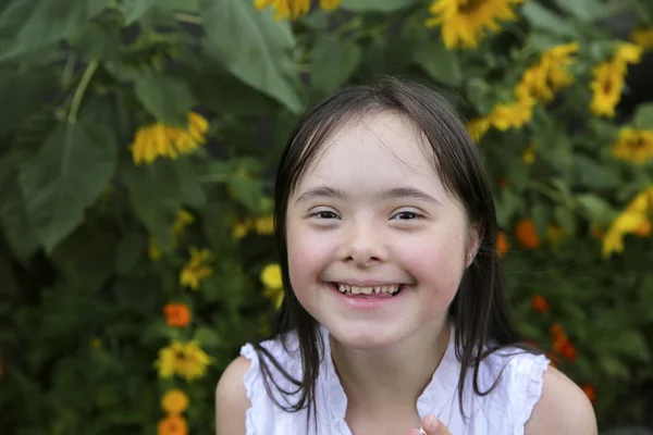 在花园里微笑的小女孩的肖像 — 图库照片