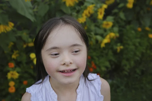 在花园里微笑的小女孩的肖像 — 图库照片