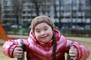 Çocuk parkında güzel bir kızın portresi