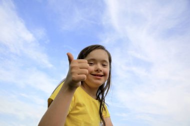 Gökyüzünün arka planında genç bir kız