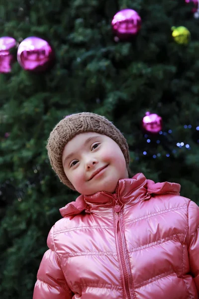 Retrato Menina Fundo Árvore Natal — Fotografia de Stock