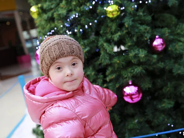 クリスマスツリーを背景にした若い女の子の肖像 — ストック写真