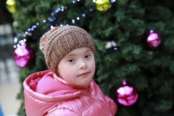 Retrato Menina Fundo Árvore Natal — Fotografia de Stock