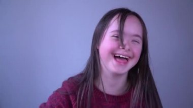Down sendromlu kızı farklı çorap beraber eğlenelim