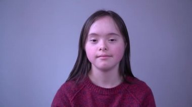 Down sendromlu kızı farklı çorap beraber eğlenelim