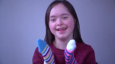 Down sendromlu kızı farklı çorap beraber eğlenelim