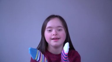 Down sendromlu kızı farklı çorap beraber eğlenelim