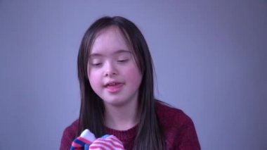 Down sendromlu kızı farklı çorap beraber eğlenelim